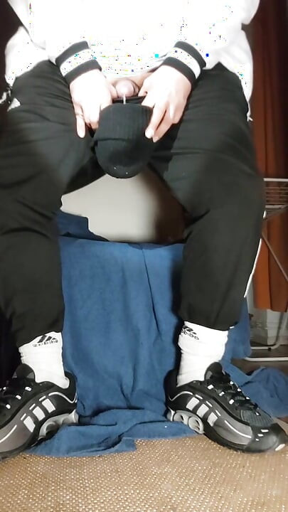 The Dregsau Dj-bro Pisses in His Pants.