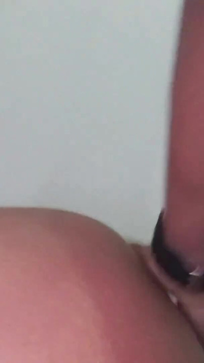 אשת בוגדת שואבת ומזדיינת בחוץ ואז נדפקת חזק וגס אחרי ליקוק תחת | קליפ 3