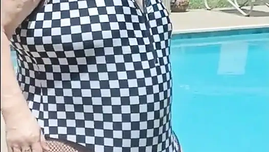 Hemşire Vicki havuza dama giyiyor