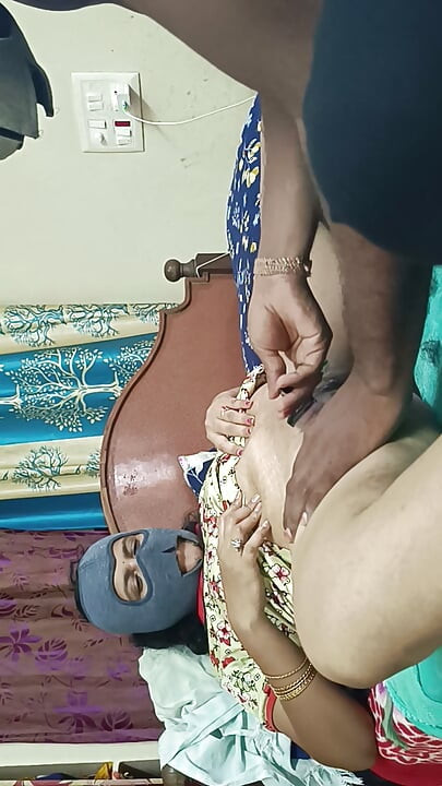 desi sundar sauteli mammi ki sautele bete ke saath choot ki sheving