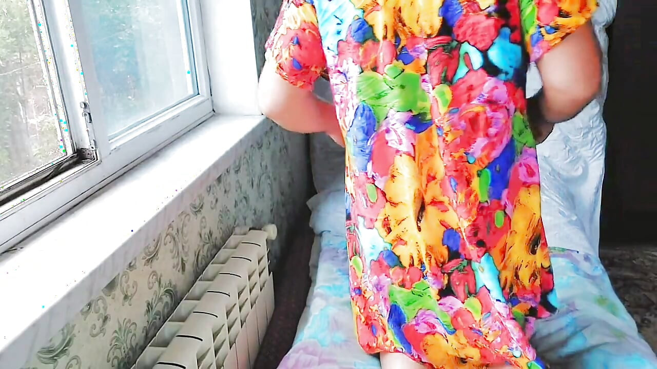 Slatka trans djevojka češlja suknju prije nego što izađe van