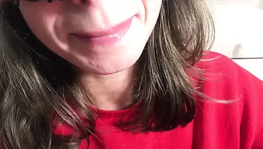 Esmer kadın büyük bir yarak emiyor ve döl yutuyor