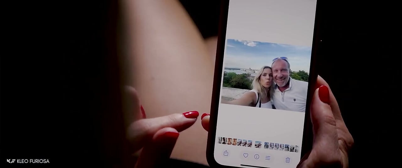 महिला को अपने पति के साथ तीव्र गुदा तेज़ याद आती है और खुद को छूता है