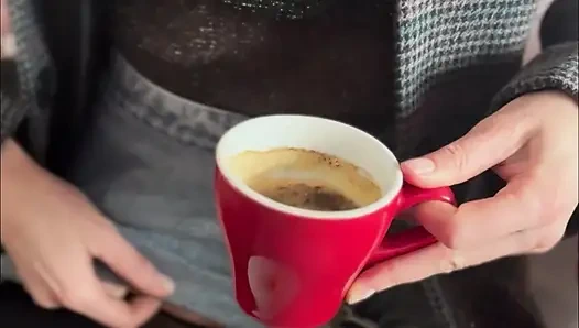 Сексуальная девушка из кафе