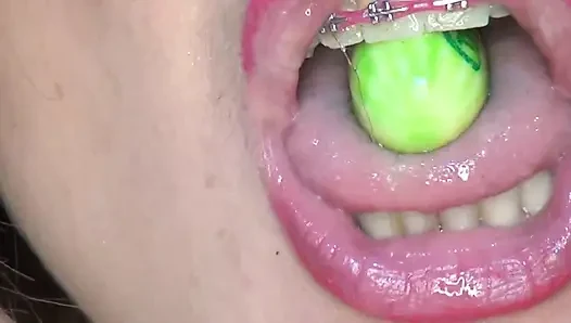 Luar biasa!! Saya bermain dan menelan permen bulat besar dalam bentuk melon