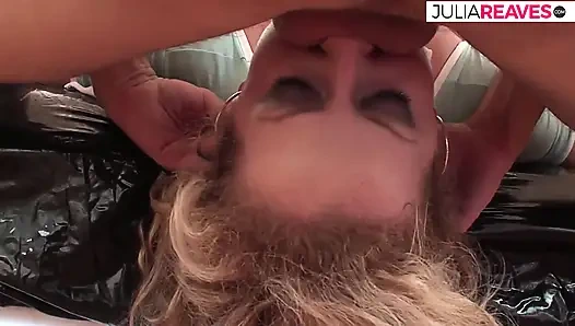 Милфа-блондинка стонет, пока огромный член просовывает обе дырки в рот камшот