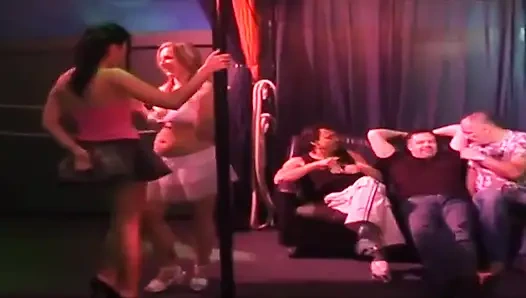 Pesta seks liar bareng cewek-cewek sange yang lagi asik nyepong dan jilat memek di pesta seks liar