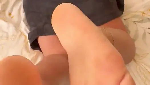 Reibe meinen bbc auf ihre sexy schwarzen ebenholzfüße, domina-footjob-sklavin