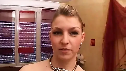 Ariane dildoyla oynuyor