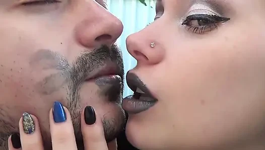 Alex melumuri lipstik mengkilap berciuman di seluruh wajahnya di luar ruangan! + Permainan lidah kecil!