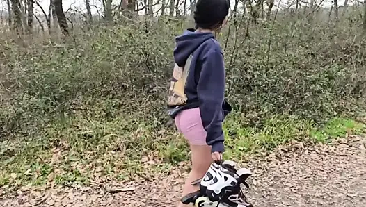 Tetanggaku belum pernah dudukin sepatu roda layang-layang dan berujung ngentot kontolku di luar ruangan