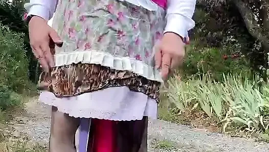 Küçük leopar elbiseli bahçıvanın kıyafetleri içinde çişle sırılsıklam