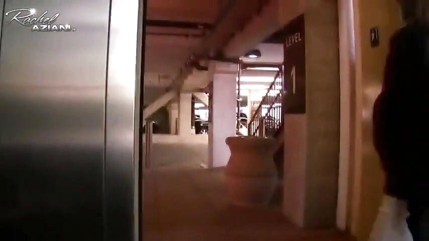 Rachel se masturbează în aer liber