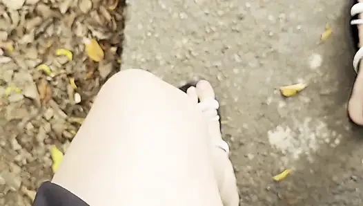 Kolumbianische Mädchen masturbiert in der Öffentlichkeit auf der Straße