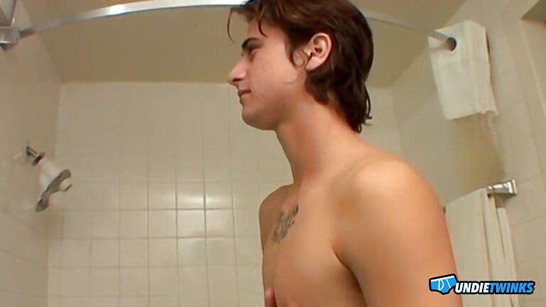 UndieTwinks Joey stål remsor ner och retar sin kuk i snäva underbyxor