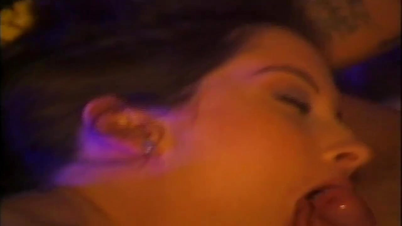 Tânăra brunetă gagică se cu degetul până la orgasm lângă șemineu
