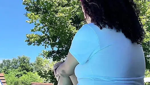 Tombul latin büyük götlü havuz kenarında osuruyor rahat yaz gazı titreşimleri