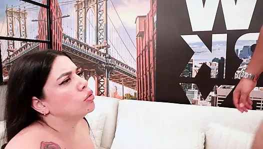 Üvey Annemin En İyi Arkadaşı Evde Kalıyor Ve Onu Bilmeden Sikiyorum!