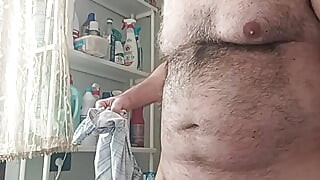 En spermasprut i badrummet innan du går ut