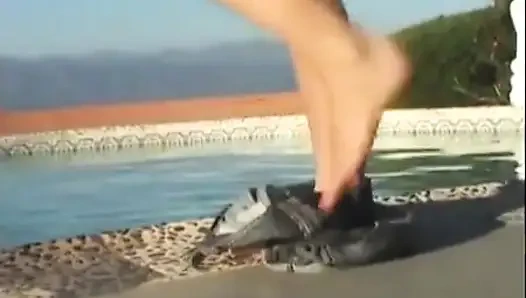Main kaki di luar ruangan di dekat kolam renang
