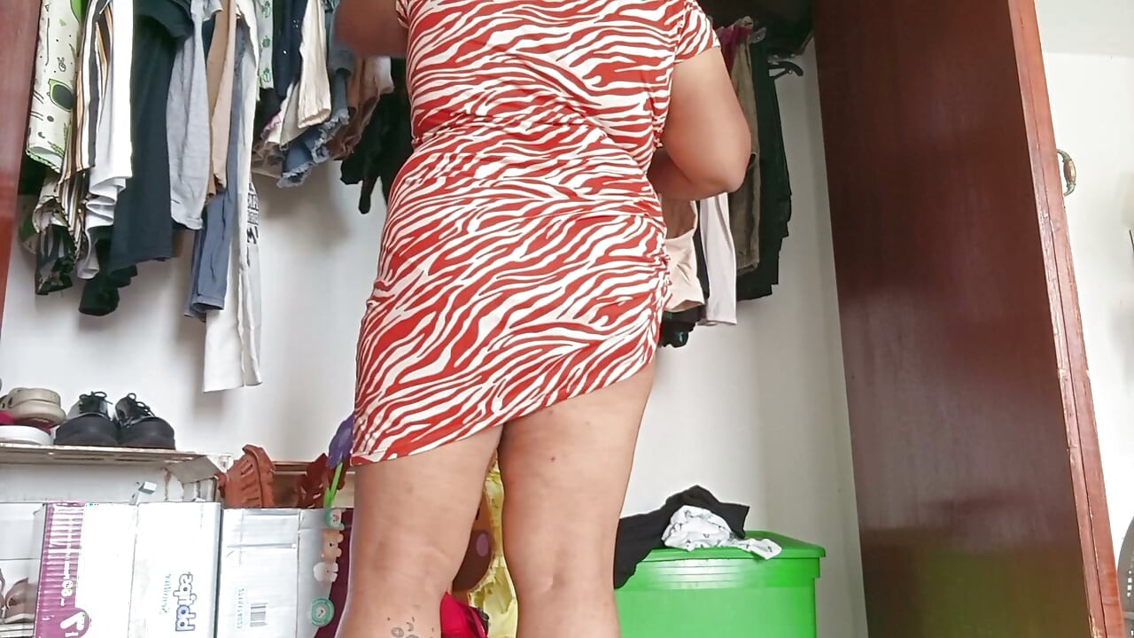 Mom in the room shows her panties
