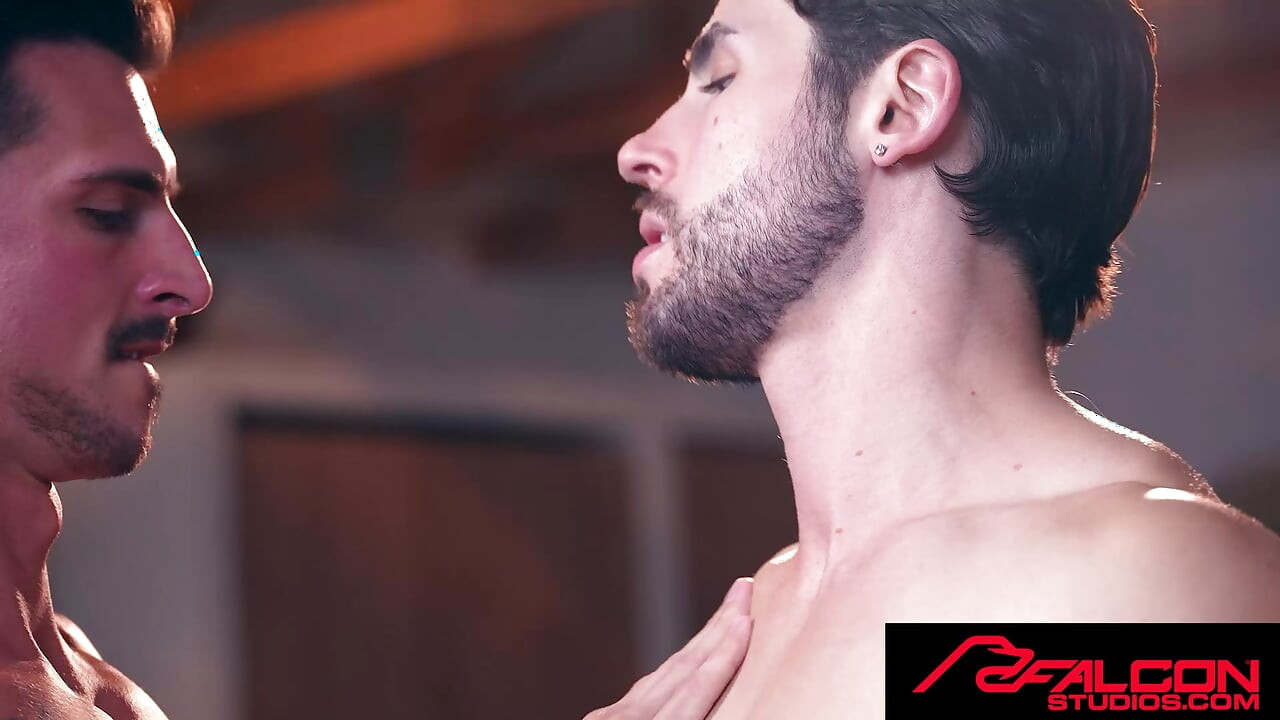 FALCON STUDIOS - Jaxx Cody i Michael Vente Muscle Rub Zamienia się w surowe jebanie