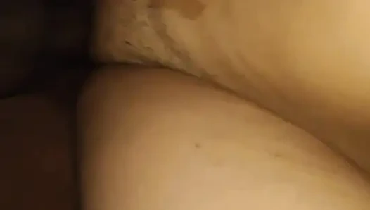 Ich habe meine kleine stiefschwester dazu gebracht, meinen schwanz zu lutschen und sie dann zu ficken.