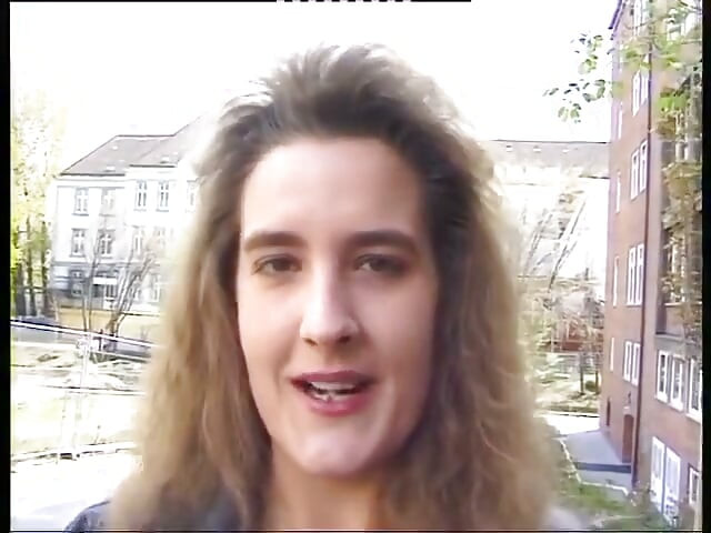 Opgepikte brunette masturbeert