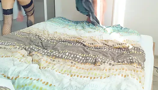 Üvey kız üvey babasının üvey kız kardeşini sikişini izliyor