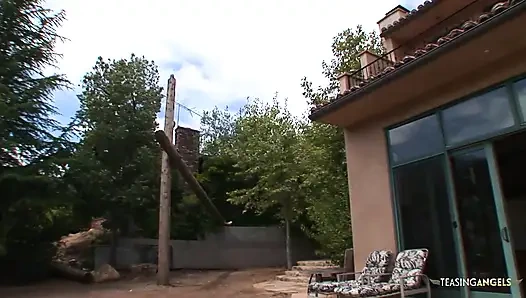 Kız amını erkek arkadaşının yanına siktirmek için seksi iç çamaşırını çıkarıyor