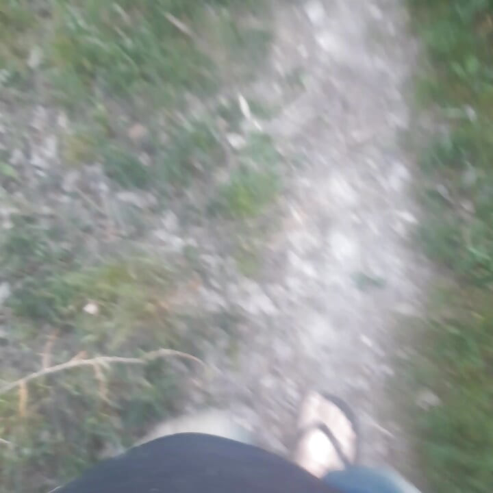 erster barfußspaziergang in diesem jahr im wald