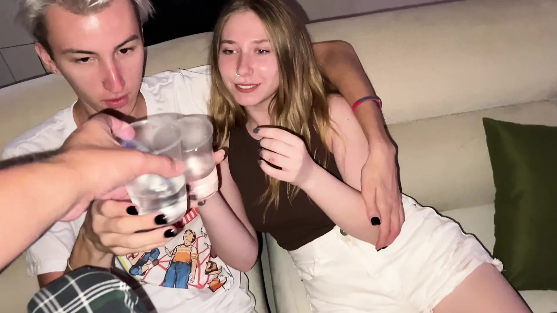 Na festa, meu namorado e eu experimentamos o de nossa amiga