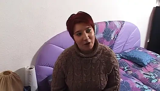 Ahegao trans sürtük yarağı okşuyorken götünü parmaklıyor