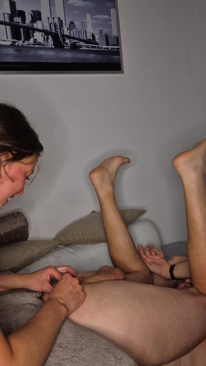 Prostata-massage fickt seinen arsch, gießt milch in seinen arsch | Clip 3