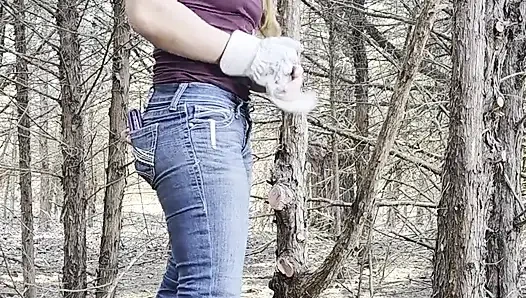 Рыжая трахает киску в лесу и сквиртует повсюду