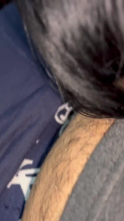 和朋友的老婆睡在房间里的床上, 整夜操她的阴户