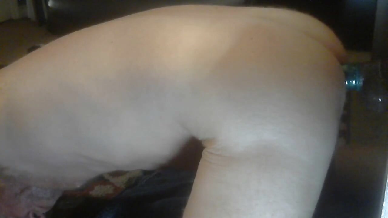 Guranje dilda u moju mokru rupu