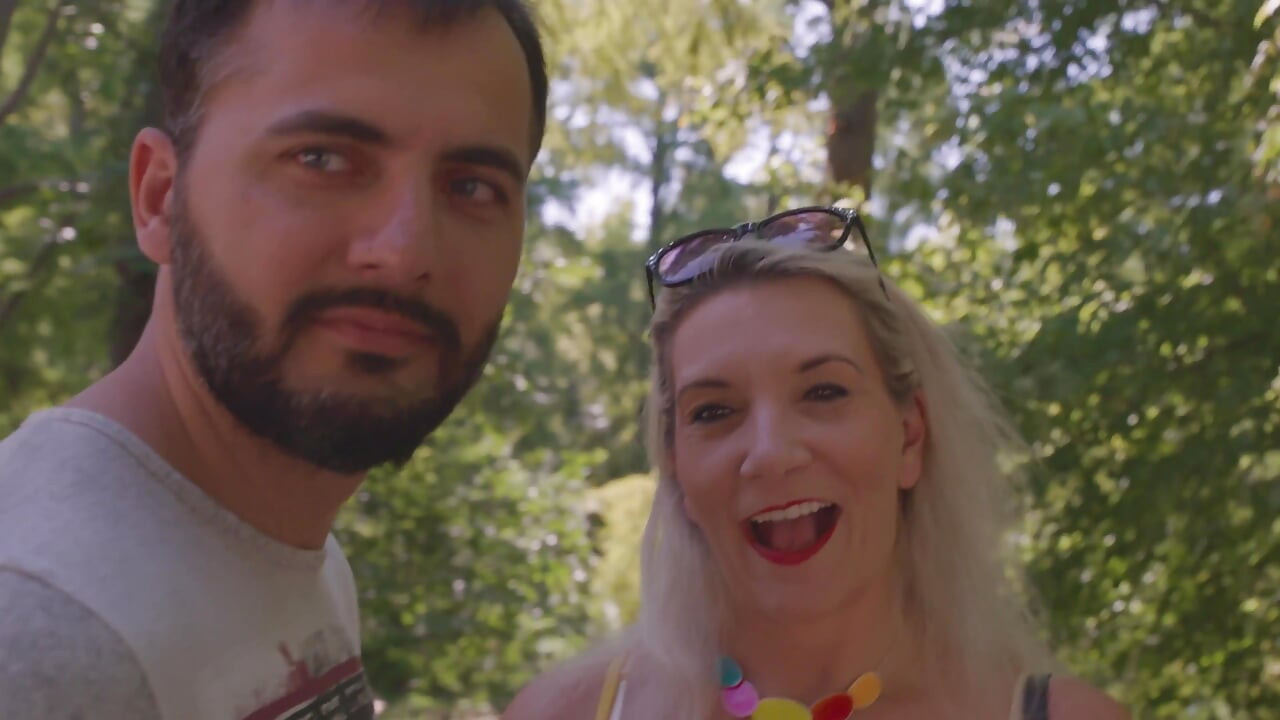 Matură sexy blondă țâțoasă călărește o pulă groasă pe canapea