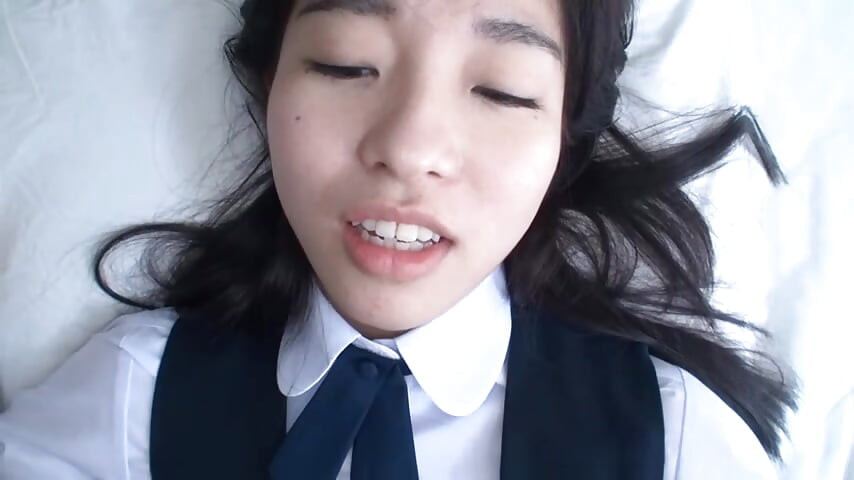 Seorang lelaki matang bertemu dengan awek cantik yang menawan dalam pakaian seragam.