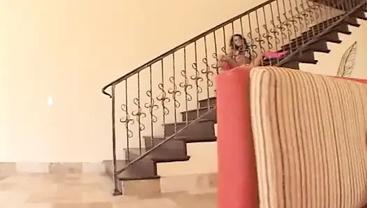 İki genç kız canavar bir yarağa öğürerek boşalıyor