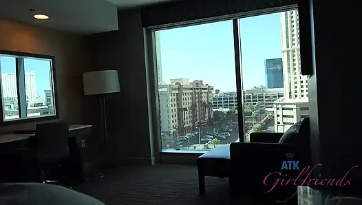 Kenzie Reeves sakso çekiyor ayakla muamele dölleme sikişi