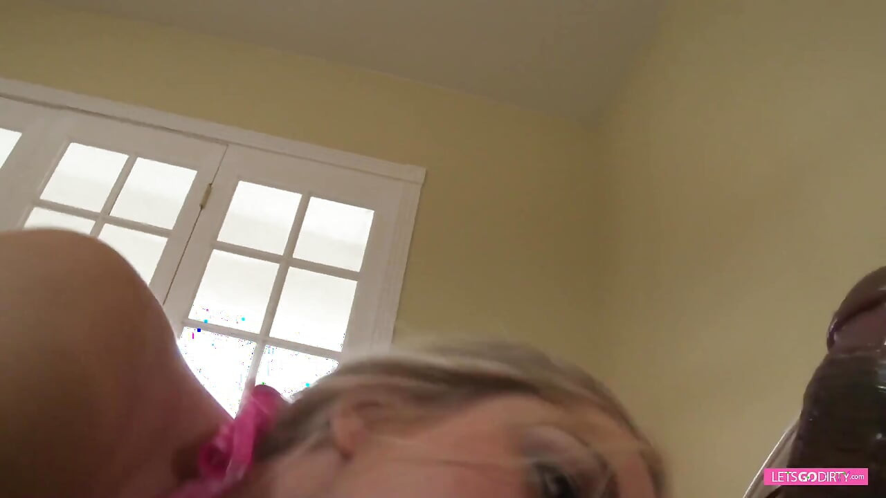 Deepthroat dan zakar hitam besar untuk si jalang awek blonde