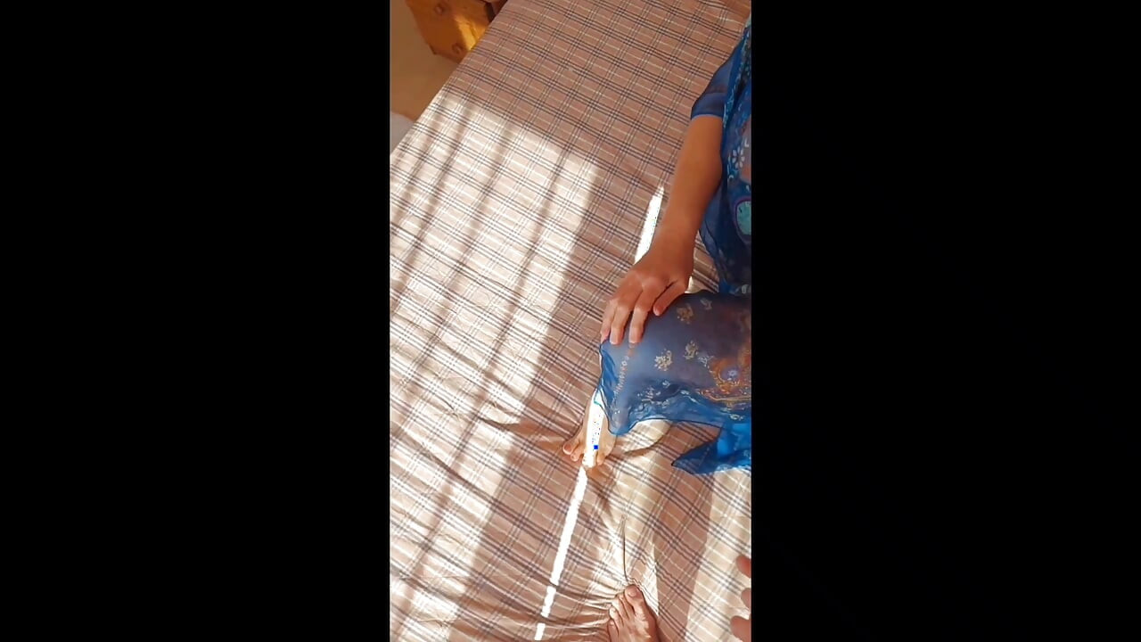 Selena's cam posing and sex games in bed