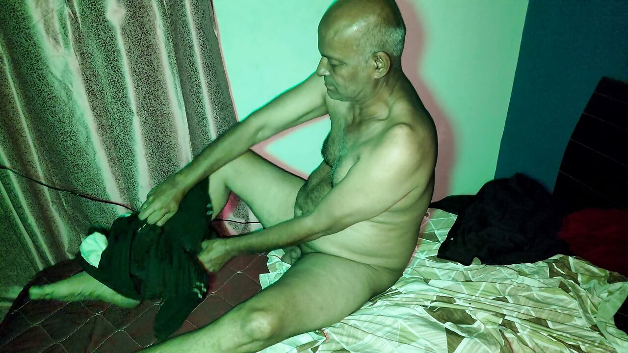 Rapariga indiana Desi quente a gozar sexo numa noite de sonho com um homem mais velho, vídeo