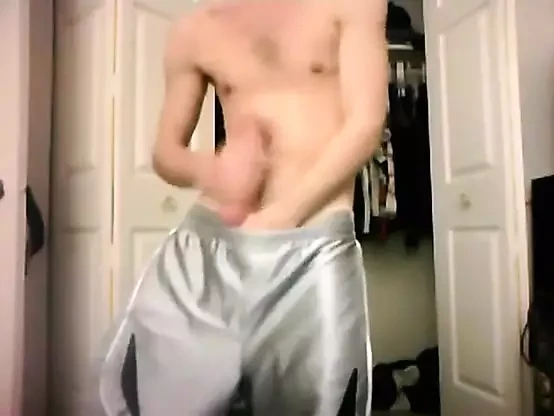 穿着银色耀眼短裤的男同在镜头前自慰。