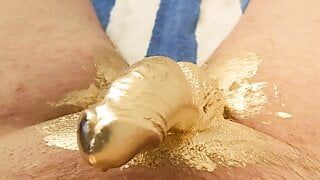 Gouden penis wordt bewerkt