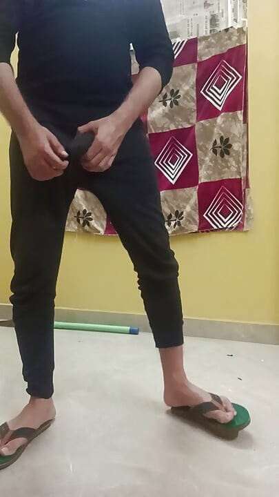 Cowok india lagi asik masturbasi dan pantat montoknya