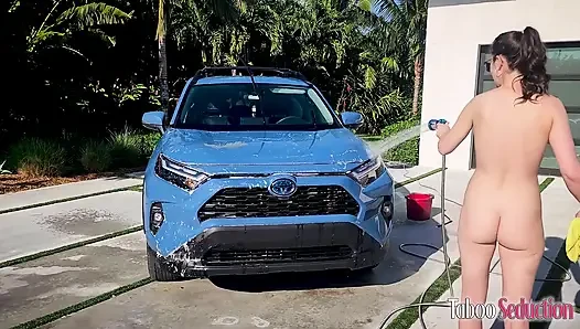 Tante seksi rambut cokelat amiee cambridge lagi asik di-carwash sambil bugil
