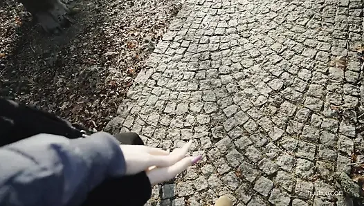 Tinder'dan rastgele adamla yürüyüşte riskli halka açık sikiş