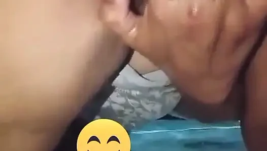Ibu tiri dengan pantat bahenol ini ngentot pantat bahenolnya pakai timun ukuran raksasa!